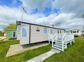 Beautiful Caravan With Decking And Free Wifi At Highfield Grange Ref 26740wr, campsite in Clacton-on-Sea