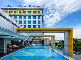 Grand Artos Hotel & Convention, отель в городе Магеланг