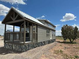 081 Tiny Home nr Grand Canyon South Rim Sleeps 8 บ้านพักหลังเล็กในValle