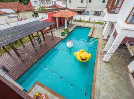 Tropical Bliss Luxe 5BR 30Pax Private Pool Villa KL by Verano, holiday home in Kuala Lumpur
