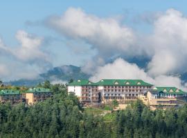 Taj Theog Resort & Spa Shimla, hotel con jacuzzi en Shimla