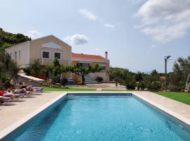 Luxe Villa Amfiario in Attica region, pool & breathtaking views!, semesterhus i Kalamos