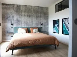 Peaceful Modern 2 BR Penthouse with nice view