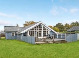 Nice Home In Grlev With 3 Bedrooms, Sauna And Wifi, feriehus i Reersø