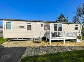 Brilliant 8 Berth Caravan With Decking At Haven Caister Beach Ref 30055p, vacation rental in Great Yarmouth