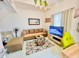 Awesome 2 bedrooms, living & dining area, hotel in General Trias