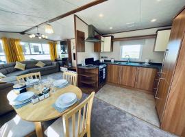Superb Caravan At Steeple Bay Holiday Park In Essex, Sleeps 6 Ref 36081d, holiday rental in Southminster