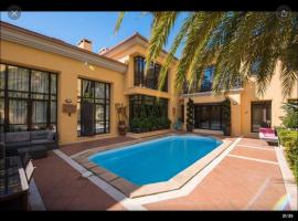 Luxury Villa On Mistral Beach, Puerto Banus., Luxushotel in Marbella