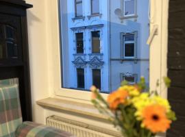 Nostalgie Apartment - 3 Zimmer, 5 Betten, 7 Personen, kontaktloses Einchecken, Netflix, hotell i Wuppertal