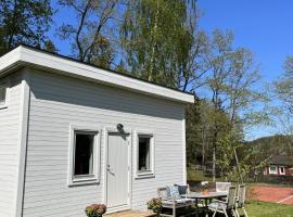 Lilla huset med tennisbana, hotel s parkiriščem 