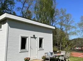 Lilla huset med tennisbana