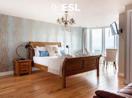 4 En Suite Bedroom Home Overlooking New Quay Sea, хотел, който приема домашни любимци, в Нюкий
