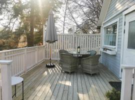 Holiday home on Resaro only 400 m from the sea, hotel in Vaxholm