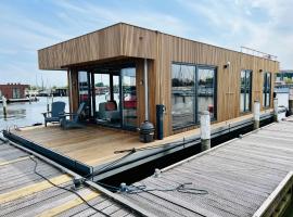 Surla Houseboat "De Albatros" in Monnickendam Tender included, hotel in Monnickendam