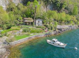 The Writer's Nest Waterfront Villa by Rent All Como, rumah percutian di Faggeto Lario 
