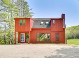 Serene Salisbury Rental Home on 26 Acres with Deck!, hotell med parkering i Salisbury