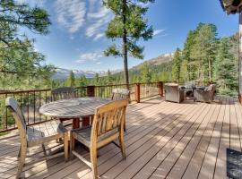 Bayfield Cabin with Striking Mountain View and Hot Tub, hotel a Tuckerville