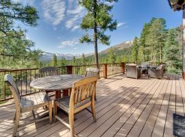 Bayfield Cabin with Striking Mountain View and Hot Tub, hotel in Tuckerville