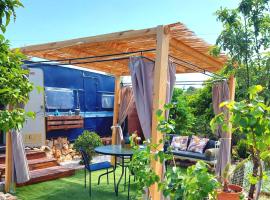 Dream Tiny House or Luxus Tent with pool, minihus i Chania stad