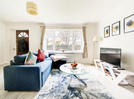 Pass the Keys Bright Spacious Home Away From Home With Parking, хотел в Abbey Wood