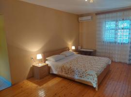 Private Beach Apartment and rooms, hotel para famílias em Brna