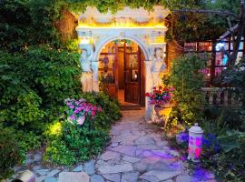 Refugio madera estilo árabe con estatuas, estanques y un pequeño zoo, hotel en Albacete