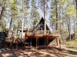 Charming Cabin in Pine with Fire Pit and Hot Tub!, huvila kohteessa Pine