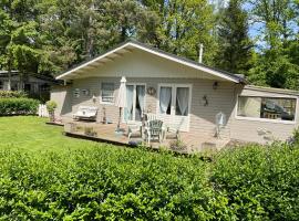 Chalet Sint-Hubertus, cabin in Zutendaal