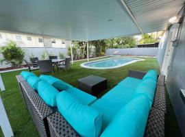 Royal Luxe Pool Home near Ft Laud airport and each, hotell sihtkohas Lauderhill