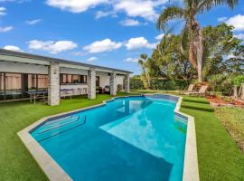Modern Lux Pool Home Upscale, Spacious and Comfy, vacation home in Kendall
