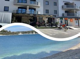 Apartment Sandy Beach - 1st row at sea, hotel vicino alla spiaggia a Pješčana Uvala