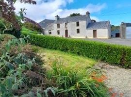 4 Bedroom Traditional Irish Farm House Killybegs, hotel in Donegal