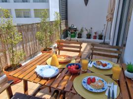 Spacious terrace, swimming pool, private parking, apartemen di Olhao