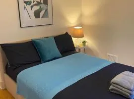 2 Bedroom Flat in Camberwell Green - Central Location with excellent connections to tourist attractions and main London airports