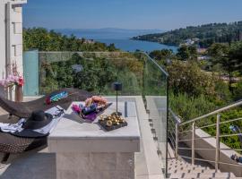Uniquely designed Villa Ivana with outdoor Jacuzzi nearby the pebble Banje beach at the Island of Solta、Rogačのヴィラ