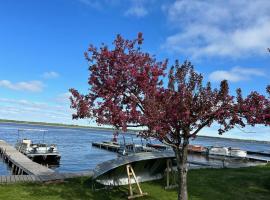 Myriad Fins Cottage and Marina, lodge in Kawartha Lakes