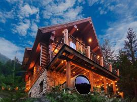 Gem by Manning Park: Luxury Loghouse “Ravenloft”, casa de campo em Sunshine Valley