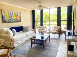 Fun 2 bed/2 bath condo with pool on Biloxi Beach, feriebolig i Biloxi