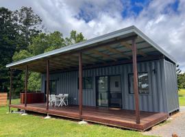 Three Pines House - Unique Tiny House with Views, hotel in Tamborine Mountain