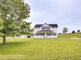 Peaceful Country Home in Serene Setting with Yard, hotel con parking en Washington