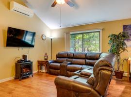 Bartlett Townhome with Balcony 1 Mi to Ski Resort!、バートレットのホテル