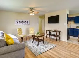 3 Mi to Dtwn Waxahachie Townhome with Fire Pit