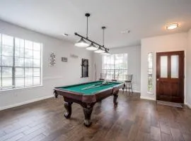 Fabulous & Stylish 4BR w Pool Table and Space to Chill