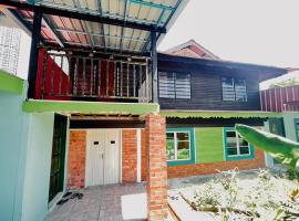 Halim's Rumah Singgah Mxslim only, villa in Jelutong