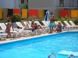 Kavos Central – hotel w mieście Kavos