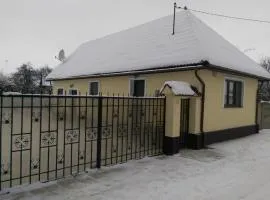 Eva's Little House - Acasă la Tăticul Albinelor