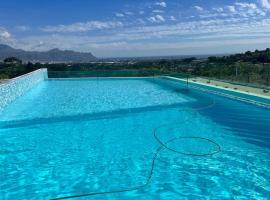 Amazing! 7 bedroom villa with rooftop pool & views, holiday home in Cape Town