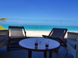 Summer Breeze - Beachfront - 3 Bedrooms Suite, feriebolig i Pointe d'Esny