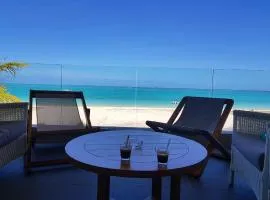 Summer Breeze - Beachfront - 3 Bedrooms Suite、ポワント・デニのバケーションレンタル