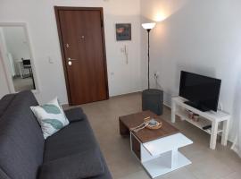 Comfy and Izzy apartment, hotel perto de Praia de Potami, Karlovasi